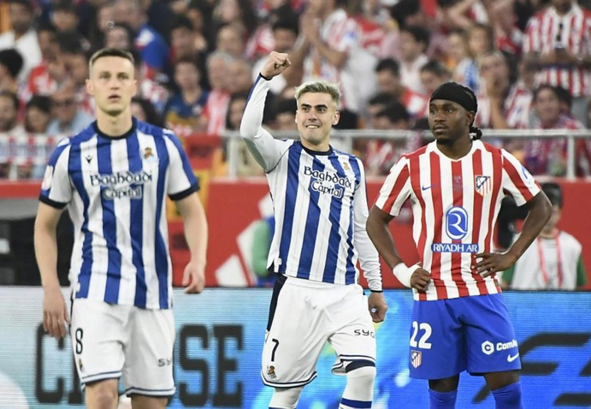 Real Sociedad's Spanish forward #07 Ander Barrenetxea celebrates scoring his team's first goal during the Copa del Rey (King's Cup) final football match between Club Atletico de Madrid and Real Sociedad at La Cartuja stadium in Seville on April 18, 2026.   CRISTINA QUICLER / AFP