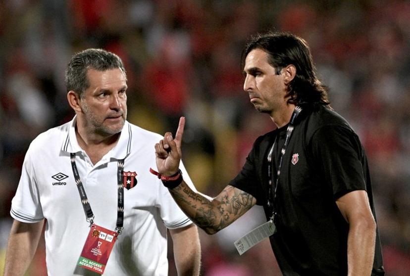Alajuelense's coach Bryan Ruiz (R) gestures next to his assitant Javier Delgado during the second-leg quarterfinal football match of the Concacaf Central American Cup between Costa Rica's LD Alajuelense and Honduras' CD Marathon at the Alejandro Morera Soto Stadium in Alajuela, Costa Rica, on September 17, 2026.  Ezequiel BECERRA / AFP