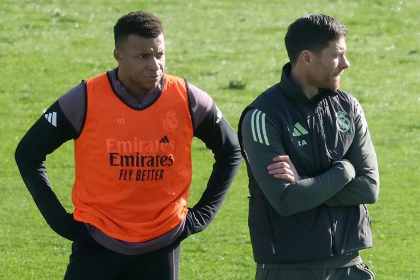 Real Madrid's French forward #10 Kylian Mbappe (L) and Real Madrid's Spanish coach Xabi Alonso attend an open door training session at Real Madrid Sports City in Valdebebas, in the outskirts of Madrid, on December 30, 2025.   Pierre-Philippe MARCOU / AFP