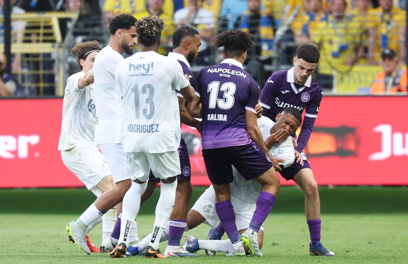 Anderlecht's Killian Sardella and Union's Guilherme Smith fight during a soccer match between RSCA Anderlecht and Union Saint-Gilloise, Sunday 26 April 2026 in Brussels, on the fifth day of the Champion's Play-off of the 2025-2026 'Jupiler Pro League' first division of the Belgian championship. BELGA PHOTO VIRGINIE LEFOUR