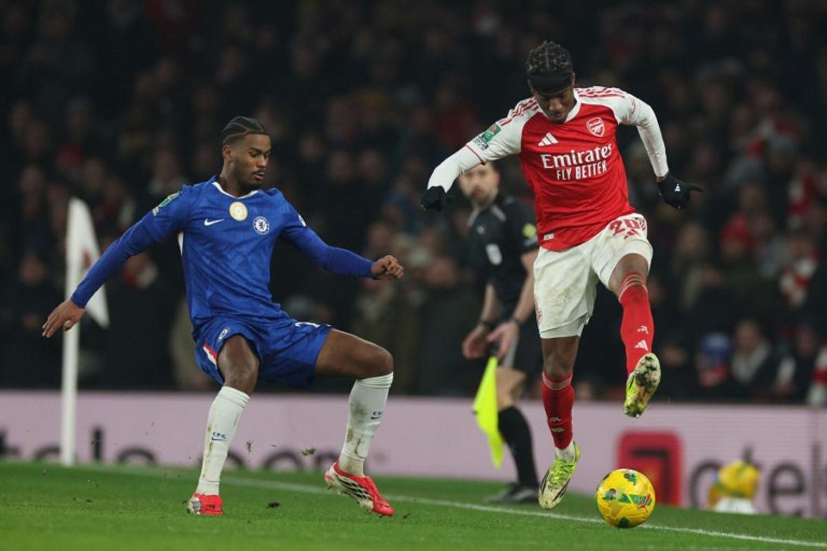 Arsenal's English defender #20 Noni Madueke (R) vies with Chelsea's Dutch defender #21 Jorrel Hato (L) during the English League Cup semi final second leg, football match between Arsenal and Chelsea at the Emirates Stadium, in London on February 3, 2026.  Adrian Dennis / AFP