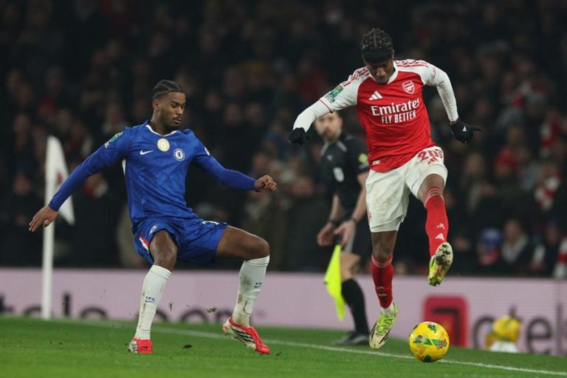 Arsenal's English defender #20 Noni Madueke (R) vies with Chelsea's Dutch defender #21 Jorrel Hato (L) during the English League Cup semi final second leg, football match between Arsenal and Chelsea at the Emirates Stadium, in London on February 3, 2026.  Adrian Dennis / AFP