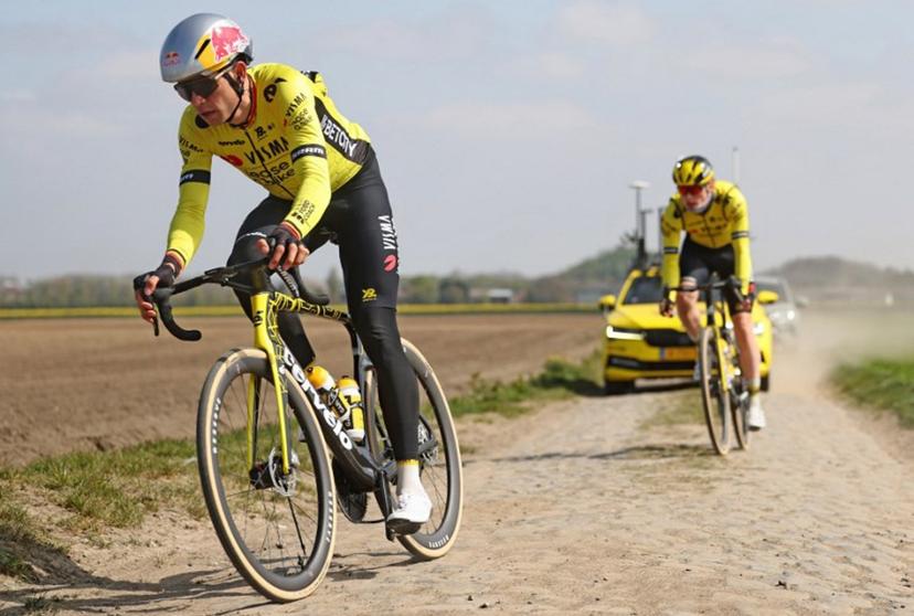 Belgium's Jumbo Wisma cyclist Wout van Aert (L) practices on the paved sector during a reconnaissance ride for the 122nd edition of the Paris-Roubaix upcoming cycling event at Haveluy, northern France on April 10, 2025. The men's race of Paris-Roubaix which takes place on April 13, will see current rivals Slovenia's Tadej Pogacar and Netherlands' Mathieu Van der Poel duel over the cobbled roads near the Franco-Belgian border in the seasons latest ' Monument' race.  FRANCOIS LO PRESTI / AFP