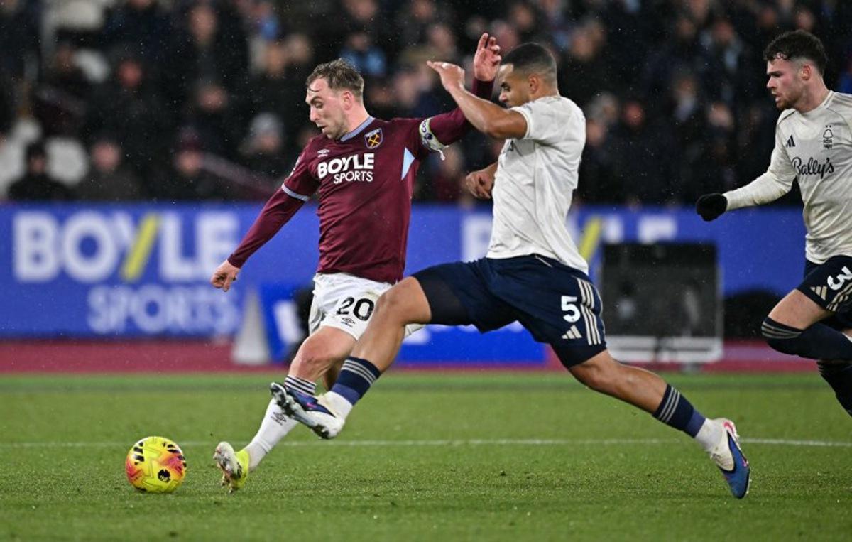 West Ham United's English striker #20 Jarrod Bowen (L) shoots past Nottingham Forest's Brazilian defender #05 Murillo but fails to score during the English Premier League football match between West Ham United and Nottingham Forest at the London Stadium, in east London on January 6, 2026.  Ben STANSALL / AFP