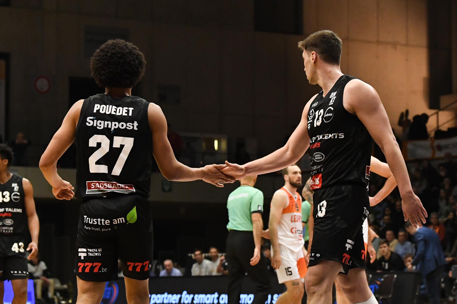 Kortrijk's Sean Pouedet and Kortrijk's Niels De Ridder pictured during a basketball match between Leuven Bears and House of Talents Spurs Kortrijk, Thursday 13 February 2025 in Leuven, the return leg of the semi-finals of the men's Belgian Basketball Cup. BELGA PHOTO JILL DELSAUX
