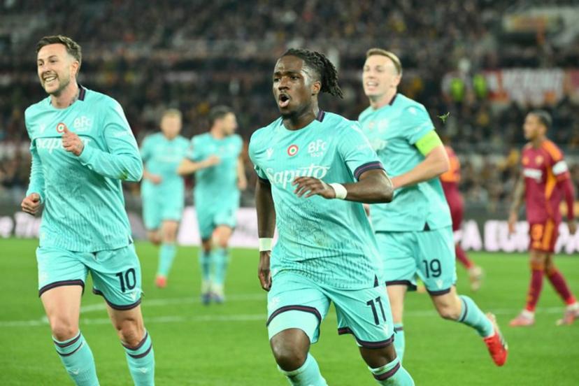 Bologna's English forward #11 Jonathan Rowe celebrates scoring his team's first goal during the UEFA Europa League last 16 2nd leg football match between AS Roma and Bologna at the Olympic Stadium in Rome on March 19, 2026.  Alberto PIZZOLI / AFP