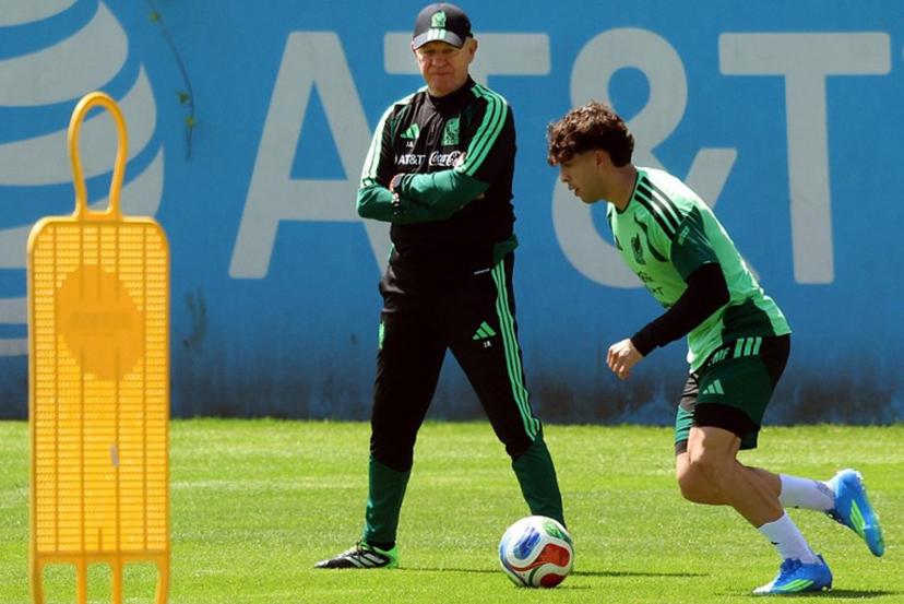 Mexico's forward Cesar Huerta controls the ball past head coach Javier Aguirre during a training session in Mexico City on March 26, 2026. Mexico will play a friendly match against Portugal on March 28 at the Banorte Stadium (formerly known as Azteca Stadium) in Mexico City. Luis CORTES / AFP