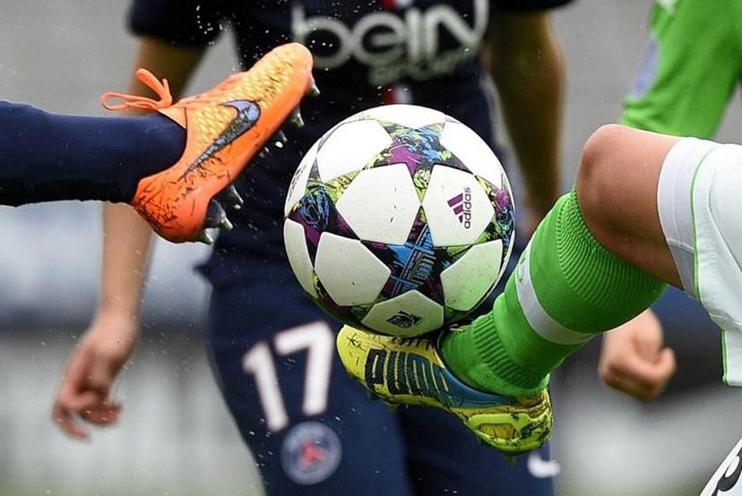Paris Saint-Germain's French players vies with Wolfsburg's players during the UEFA Women's Champions League semi-final second leg football match between Paris Saint-Germain and Wolfsburg on April 26, 2015 at the Charlety stadium in Paris. AFP PHOTO / FRANCK FIFE  Franck FIFE / AFP