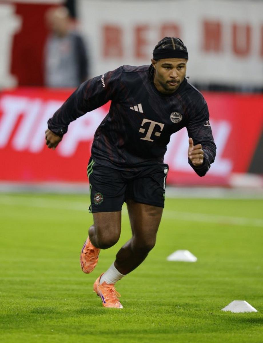 Bayern Munich's German forward #07 Serge Gnabry warms up ahead the German first division Bundesliga football match between Bayern Munich and Werder Bremen in Munich on Spetember 26, 2025.  Alexandra BEIER / AFP
