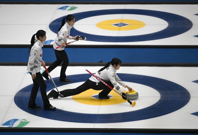 South Korea's Seol Ye-eun releases the stone during the bronze medal match between South Korea and China at the World Women's Curling Championship in Uijeongbu on March 23, 2025.  Jung Yeon-je / AFP