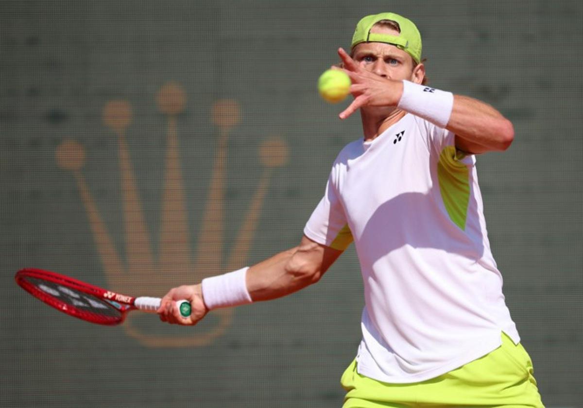 Belgium's Zizou Bergs plays a forehand return to Germany's Alexander Zverev during their Monte Carlo ATP Masters Series Tournament round of 16 tennis match on Court Rainier III at the Monte-Carlo Country Club in Roquebrune-Cap-Martin, south-eastern France on April 9, 2026.  Valery HACHE / AFP