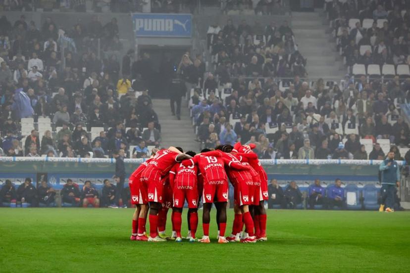 Montpellier's players gather in a huddle ahead of the French L1 football match between Olympique de Marseille (OM) and Montpellier HSC at Stade Velodrome in Marseille, southern France on April 19, 2025.  CLEMENT MAHOUDEAU / AFP
