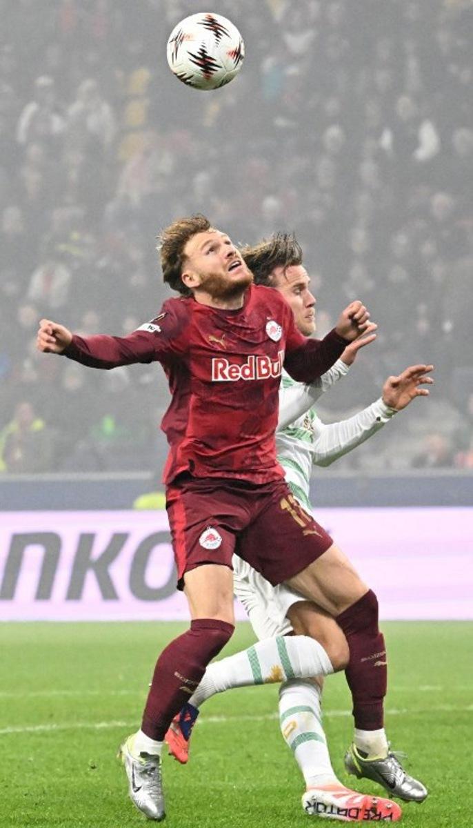Salzburg's Belgian forward #11 Yorbe Vertessen (L) and Go Ahead Eagles' Dutch midfielder #21 Melle Meulensteen vie for the ball during the UEFA Europa League football match between FC Salzburg and Go Ahead Eagles in Salzburg, Austria on November 6, 2025.  BARBARA GINDL / APA / AFP
