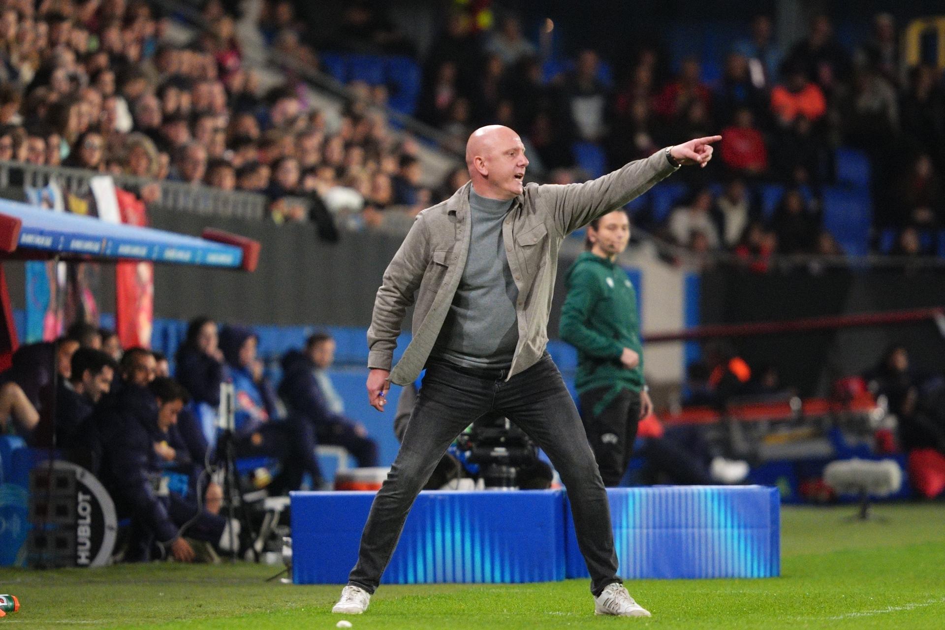 Leuven's head coach Arno Van Den Abbeel gestures during a soccer match between Spanish FC Barcelona Femeni and Oud-Heverlee Leuven Women, Wednesday 12 November 2025 in Barcelona, Spain, the third game in the league phase of the UEFA Women's Champions League competition.  BELGA PHOTO JOMA GARCIA I GISBERT