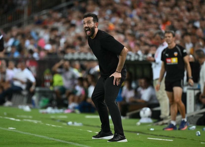 Valencia's Spanish coach Carlos Corberan shouts instructions to his players from the touchline during the Spanish league football match between Valencia CF and Real Betis at Mestalla Stadium in Valencia on August 25, 2026.  JOSE JORDAN / AFP