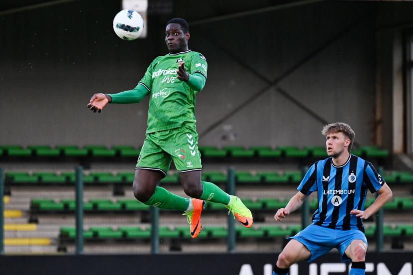 Francs Borains' Mondy Prunier and Club's Siebe Wylin fight for the ball during a soccer game between Club NXT and Royal Francs Borains, Friday 18 April 2025 in Roeselare, on the 30th and last day of the 2024-2025 'Challenger Pro League' 1B second division of the Belgian championship. BELGA PHOTO MAARTEN STRAETEMANS