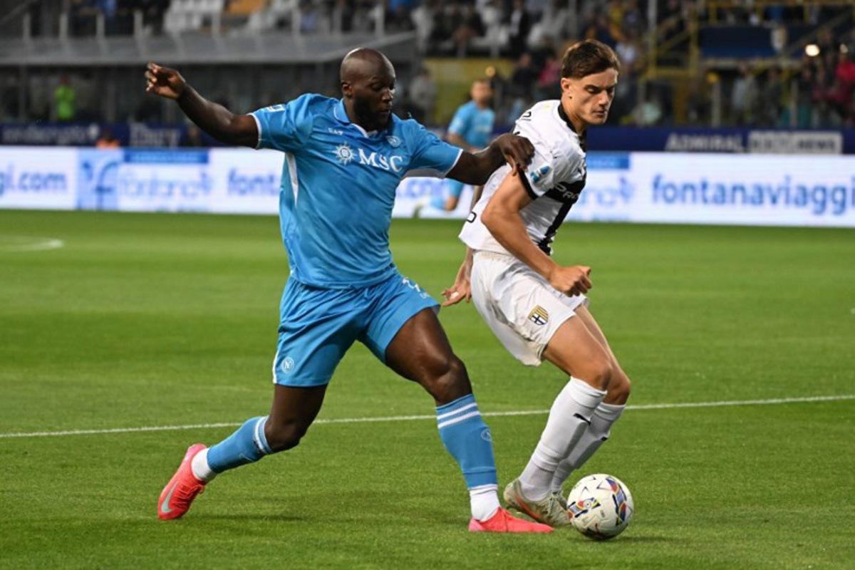 Napoli's Belgian forward #11 Romelu Lukaku fights for the ball with Parma's Italian defender #46 Giovanni Leoni during the Italian Serie A football match between Parma and Napoli at the Tardini stadium in Parma on May 18, 2025.  Piero CRUCIATTI / AFP
