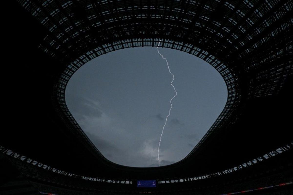 A bolt of lightning is seen in the sky above the National Stadium, ahead of the World Athletics Championships, in Tokyo on September 11, 2025.  Kirill KUDRYAVTSEV / AFP