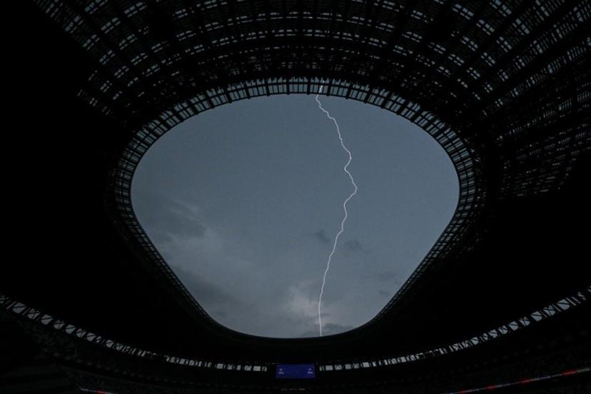 A bolt of lightning is seen in the sky above the National Stadium, ahead of the World Athletics Championships, in Tokyo on September 11, 2025.  Kirill KUDRYAVTSEV / AFP