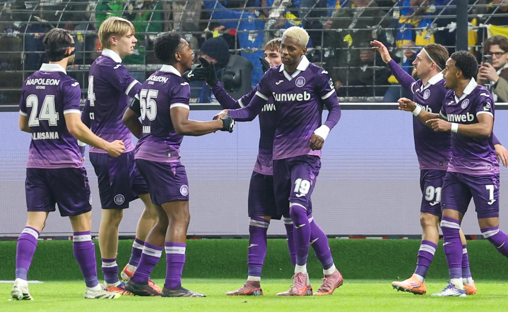 Anderlecht's Nilson Angulo celebrates after scoring during a soccer match between RSC Anderlecht and Royale Union Saint-Gilloise, Sunday 30 November 2025 in Anderlecht, on day 16 of the 2025-2026 'Jupiler Pro League' first division of the Belgian championship. BELGA PHOTO VIRGINIE LEFOUR