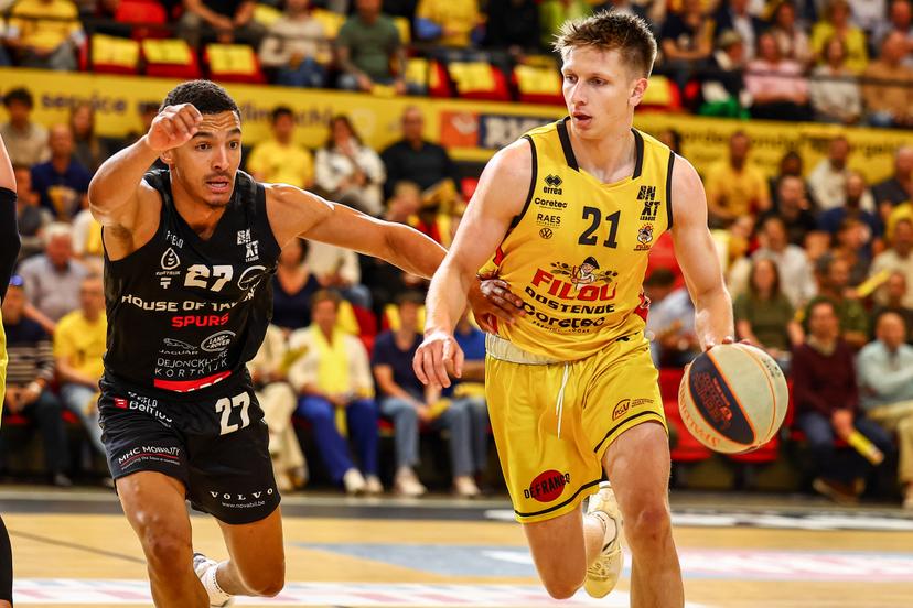 Kortrijk's Sean Pouedet and Oostende's Noah Meeusen fight for the ball during a basketball match between BC Oostende and Spurs Kortrijk, Thursday 22 May 2025 in Oostende, the second leg of the best-of-5 semi-finals in the playoffs of the 'BNXT League' Belgian/ Dutch first division basket championship. BELGA PHOTO DAVID PINTENS