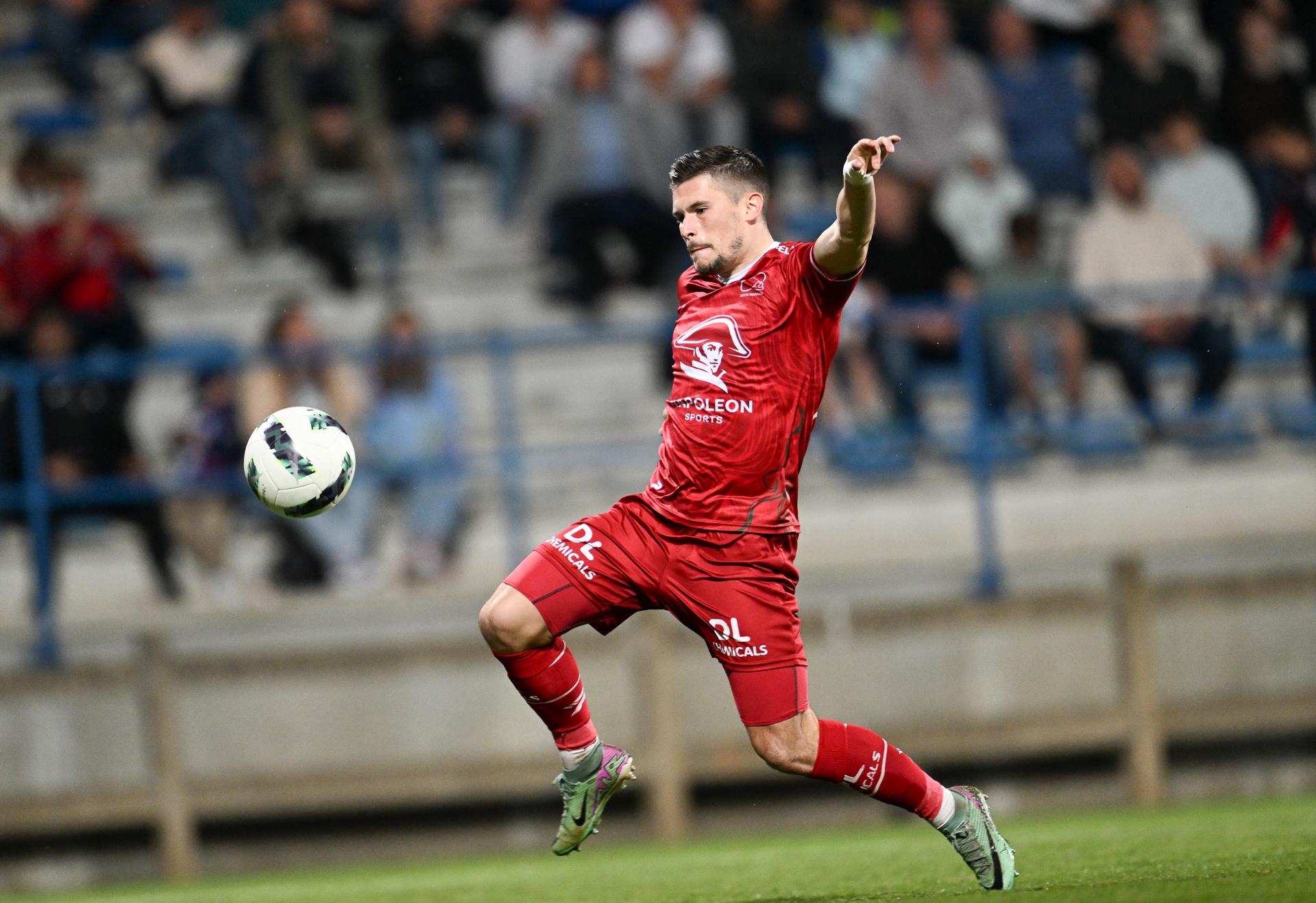 Essevee's Alessandro Ciranni fights for the ball during a soccer match between Dender EH and SV Zulte Waregem, Saturday 13 April 2024 in Denderleeuw, on day 29/30 of the 2023-2024 'Challenger Pro League' second division of the Belgian championship. BELGA PHOTO JOHN THYS