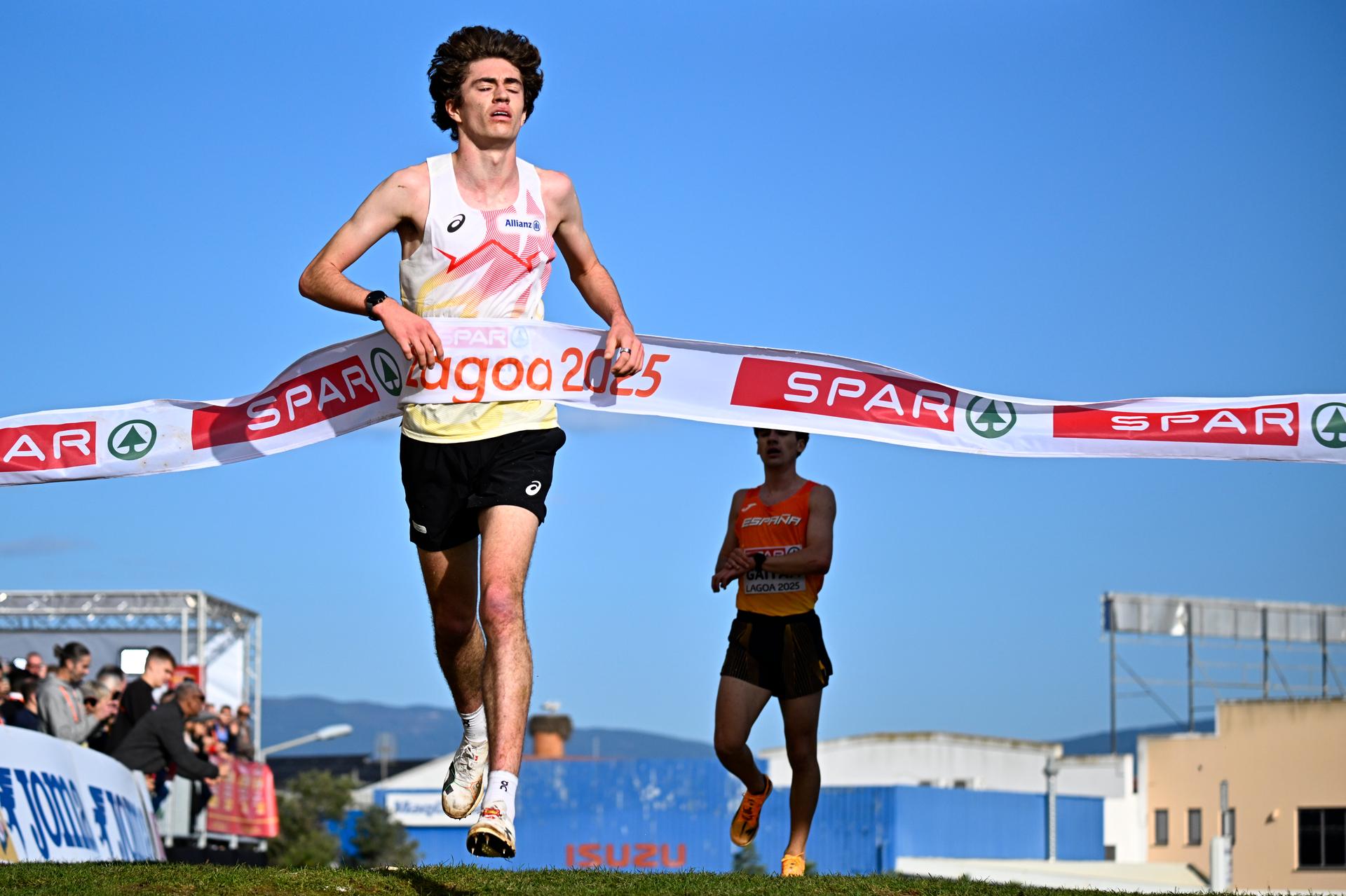 Belgian Willem Renders celebrates after winning the Men U20 race at the 2025 SPAR European Cross Country Championships, in Lagoa, Portugal, Sunday 14 December 2025. BELGA PHOTO JASPER JACOBS