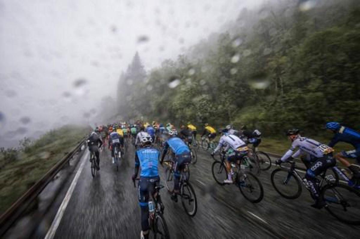 Cyclists ride during the 185,1 km second stage of the Tour des Fjords between Gulen and Norheimsund in Norway on May 25, 2017.   Jonathan NACKSTRAND / AFP