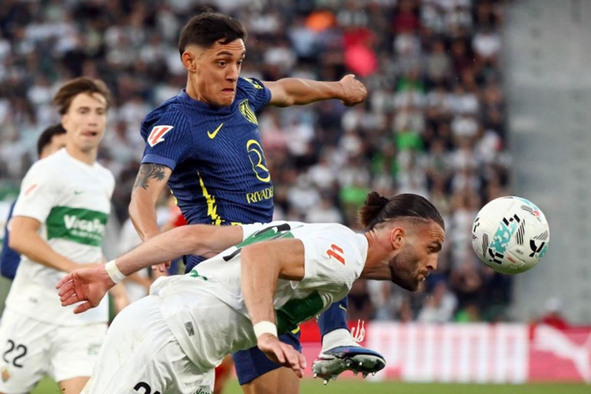 Elche's French defender #21 Leo Petrot (R) and Atletico Madrid's Argentine defender #16 Nahuel Molina Lucero fight for the ball during the Spanish league football match between Elche CF and Club Atletico Madrid at Martinez Valero Stadium in Elche on April 22, 2026.  JOSE JORDAN / AFP