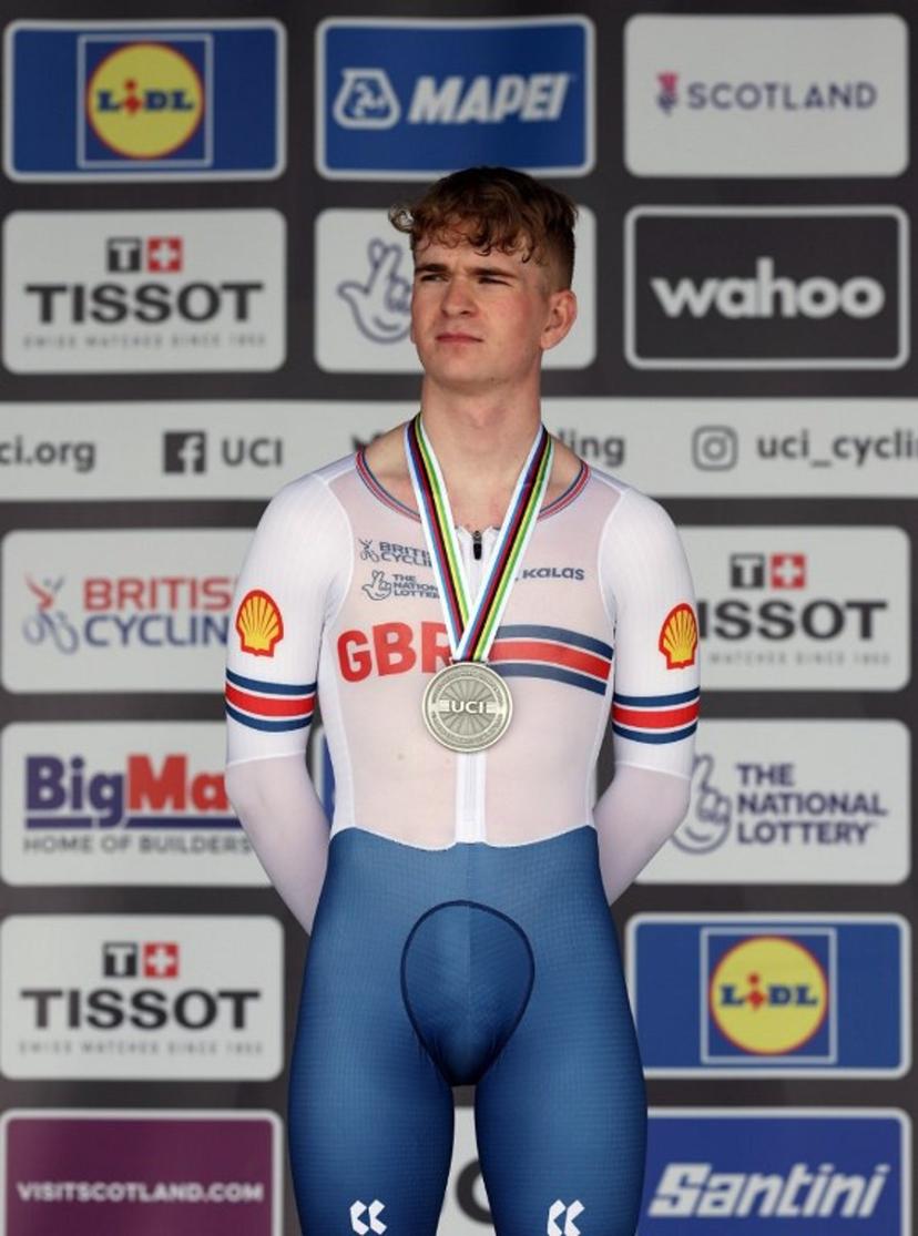 Great Britain's Ben Wiggins celebrates with his silver medal after winning the men's Junior Individual Time Trial in Stirling during the UCI Cycling World Championships in Scotland on August 11, 2023. Great Britain's Ben Wiggins won silver and Germany's Louis Leidert won bronze.  Adrian DENNIS / AFP