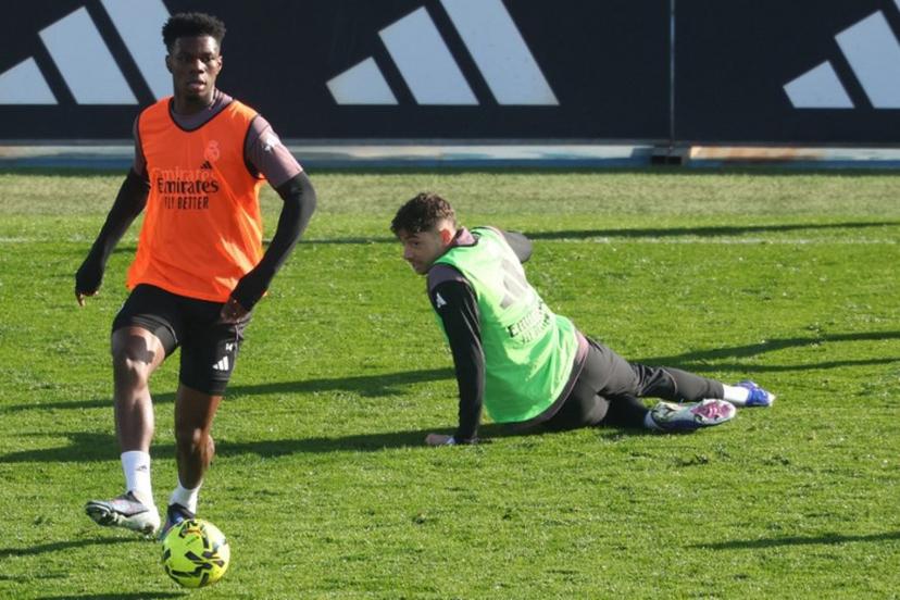 Real Madrid's French midfielder #14 Aurelien Tchouameni (L) and Real Madrid's Uruguayan midfielder #08 Federico Valverde attend an open door training session at Real Madrid Sports City in Valdebebas, in the outskirts of Madrid, on December 30, 2025.   Pierre-Philippe MARCOU / AFP