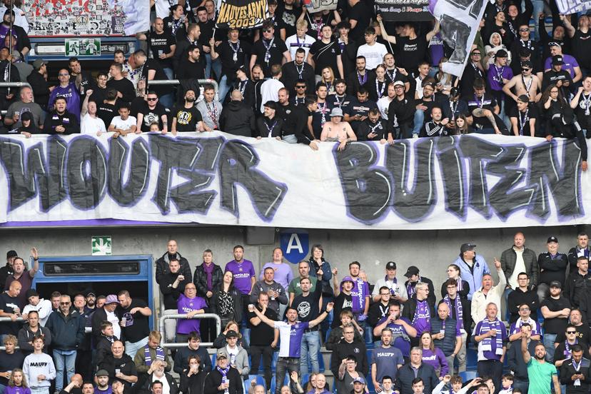 Anderlecht's supporters pictured during a soccer match between KRC Genk and RSC Anderlecht, Sunday 25 May 2025 in Genk, on day 10 (out of 10) of the Champions' Play-offs of the 2024-2025 'Jupiler Pro League' first division of the Belgian championship. BELGA PHOTO JILL DELSAUX