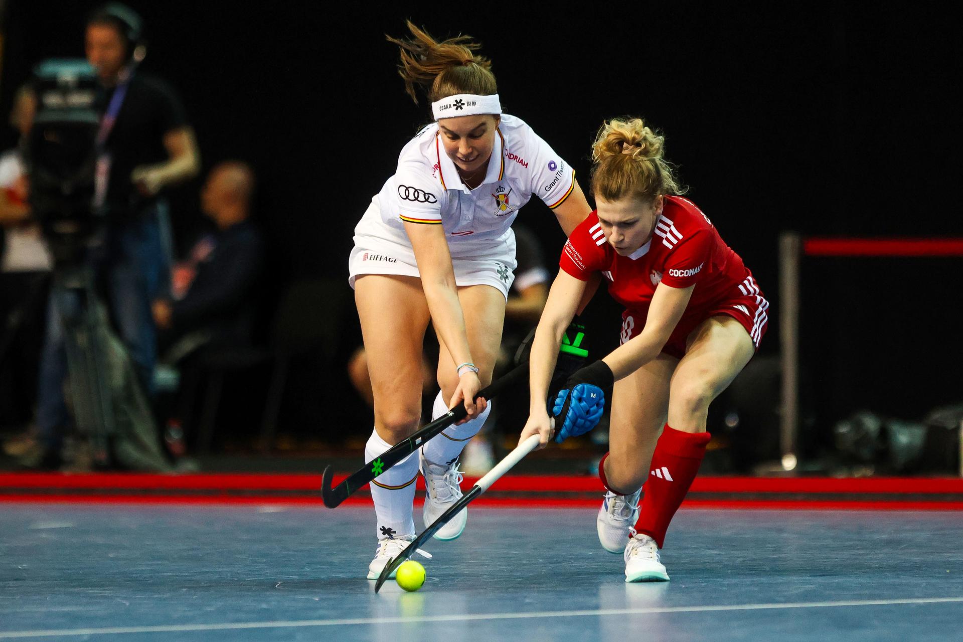 Joanne Peeters of Belgium and Daria Skoraszewska of Poland compete for a ball during the World Indoor Hockey Championship match between Poland and Belgium in the Zatika hall on February 07, 2025 in Porec, Croatia. Photo: Srecko Niketic/PIXSELL BENELUX ONLY
