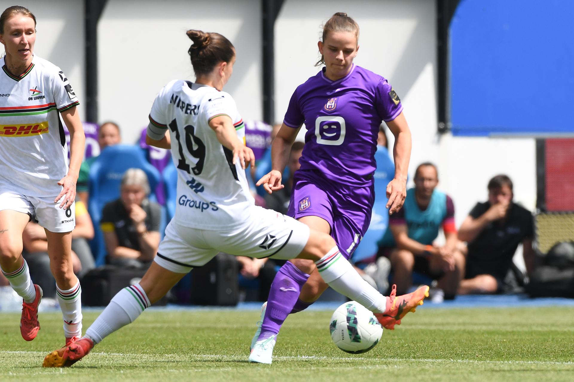 OHL Women's Jeslynn Kuijpers and Anderlecht's Karlijn Helsen pictured in action during a soccer match between Oud-Heverlee Leuven and RSCA Women, Saturday 17 May 2025 in Heverlee, on day 6 (out of 6) of the Play-offs of the 2024-2025 'Super League Women' first division of the Belgian championship. BELGA PHOTO JILL DELSAUX