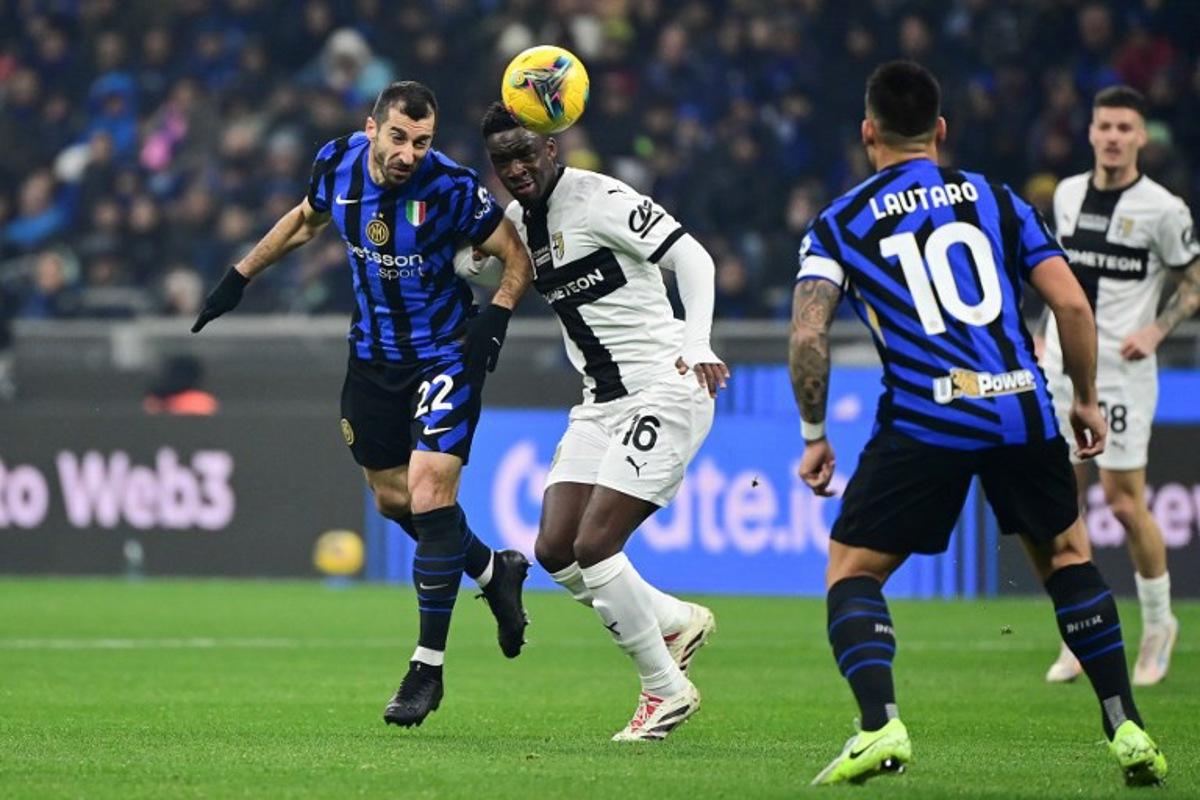 Inter Milan's Armenian midfielder #22 Henrikh Mkhitaryan (L) fights for the ball with  Parma's Belgian midlfielder #16 Mandela Keita during the Italian Serie A football match between Inter Milan and Parma at the San Siro stadium in Milan, on December 6, 2024.  Piero CRUCIATTI / AFP
