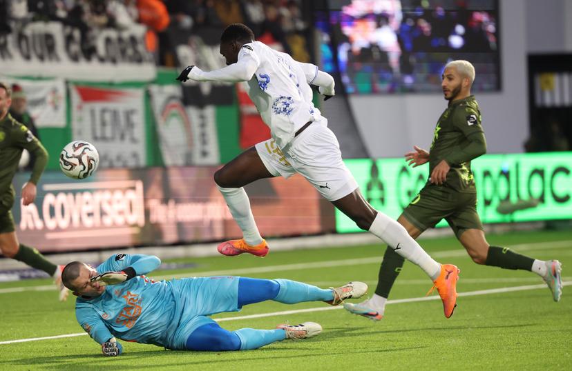 OHL's goalkeeper Tobe Leysen and RAAL's Pape Fall fight for the ball during a soccer match between RAAL La Louviere and Oud-Heverlee Leuven, Saturday 27 December 2025 in La Louviere, on day 20 of the 2025-2026 'Jupiler Pro League' first division of the Belgian championship. BELGA PHOTO VIRGINIE LEFOUR
