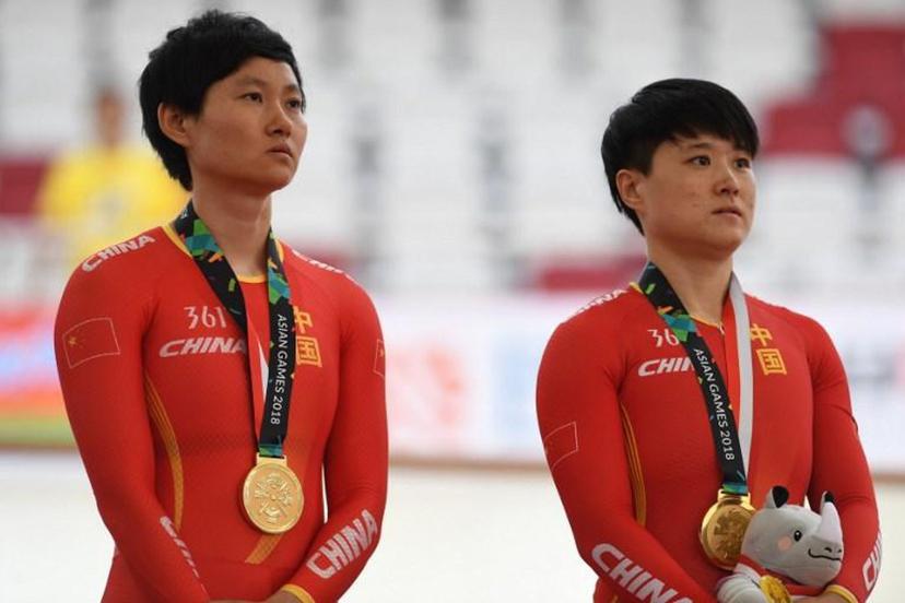 China's gold medallists Zhong Tianshi (L) and Lin Junhong (R) pose on the podium during the awards ceremony for the women's team sprint event at the cycling track competition at the 2018 Asian Games in Jakarta on August 27, 2018.  Arief Bagus / AFP