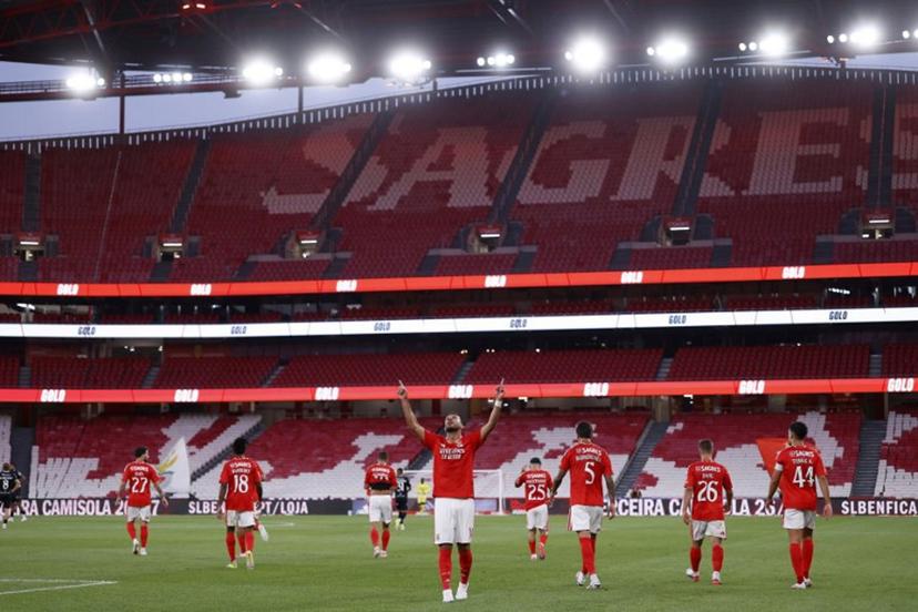 Benfica's Greek forward #14 Vangelis Pavlidis (C) celebrates scoring the opening goal during the Portuguese League football match between SL Benfica and Academico de Viseu FC at Estadio da Luz in Lisbon on August 9, 2026.  FILIPE AMORIM / AFP