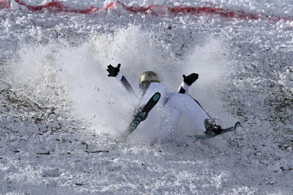 USA's Winter Vinecki crashes as she competes in the freestyle skiing women's aerials final 2 during the Milano Cortina 2026 Winter Olympic Games at Livigno Aerials & Moguls Park, in Livigno (Valtellina), on February 18, 2026.  Jeff PACHOUD / AFP