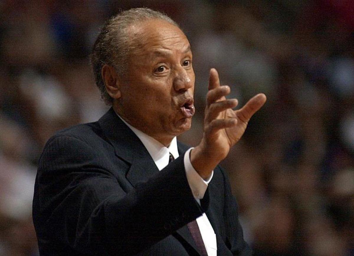 Toronto Raptors' head coach Lenny Wilkens shouts instructions during the second half against the Detroit Pistons in their first round Eastern Conference playoffs at the Palace of Auburn Hills, Michigan, 24 April 2002.  The Pistons beat the Raptors 96-91 to take a 2-0 lead in the best-of-five series. AFP Photo/Jeff KOWALSKY  JEFF KOWALSKY / AFP