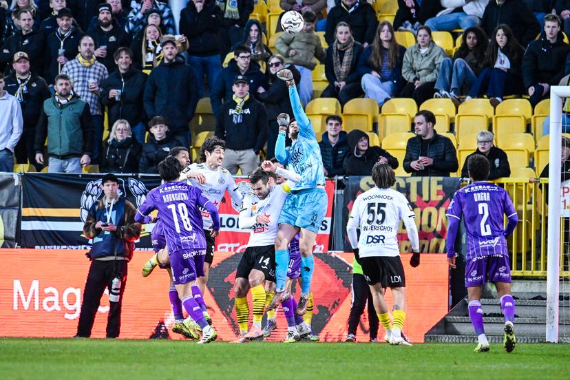 Lokeren's Diego Camara, Lokeren's Toon Janssen and Beerschot's goalkeeper Nick Shinton pictured in action during a soccer game between KSC Lokeren and Beerschot VA, Saturday 24 January 2026 in Lokeren, on day 21 of the 2025-2026 'Challenger Pro League' 1B second division of the Belgian championship. BELGA PHOTO TOM GOYVAERTS