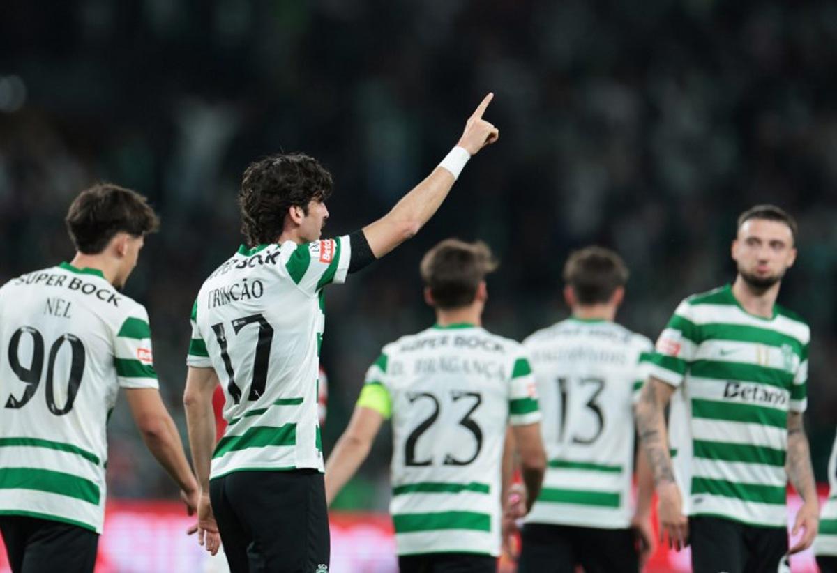 Sporting Lisbon's Portuguese forward #17 Francisco Trincao celebrates after scoring his team's third goal during the Portuguese League football match between Sporting CP and CD Santa Clara at Jose Alvalade stadium in Lisbon on April 3, 2026.  PATRICIA DE MELO MOREIRA / AFP