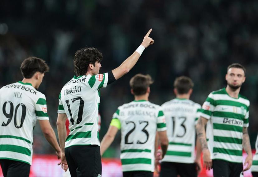 Sporting Lisbon's Portuguese forward #17 Francisco Trincao celebrates after scoring his team's third goal during the Portuguese League football match between Sporting CP and CD Santa Clara at Jose Alvalade stadium in Lisbon on April 3, 2026.  PATRICIA DE MELO MOREIRA / AFP