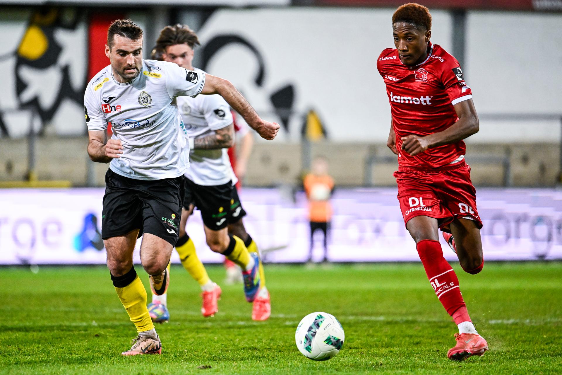 Lokeren's Toon Janssen and Essevee's Pape Demba Diop pictured in action during a soccer match between KSC Lokeren-Temse and Zulte Waregem, Saturday 12 April 2025 in Lokeren, on day 29 of the 2024-2025 'Challenger Pro League' 1B second division of the Belgian championship. BELGA PHOTO TOM GOYVAERTS