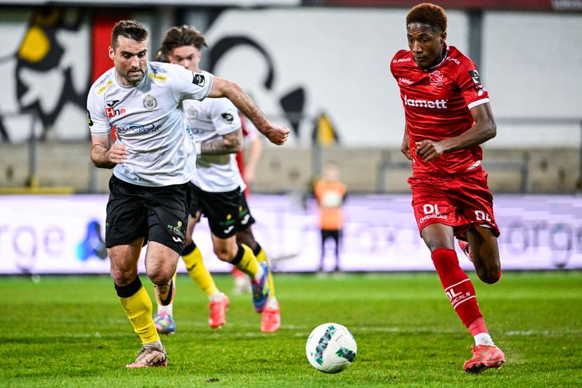 Lokeren's Toon Janssen and Essevee's Pape Demba Diop pictured in action during a soccer match between KSC Lokeren-Temse and Zulte Waregem, Saturday 12 April 2025 in Lokeren, on day 29 of the 2024-2025 'Challenger Pro League' 1B second division of the Belgian championship. BELGA PHOTO TOM GOYVAERTS
