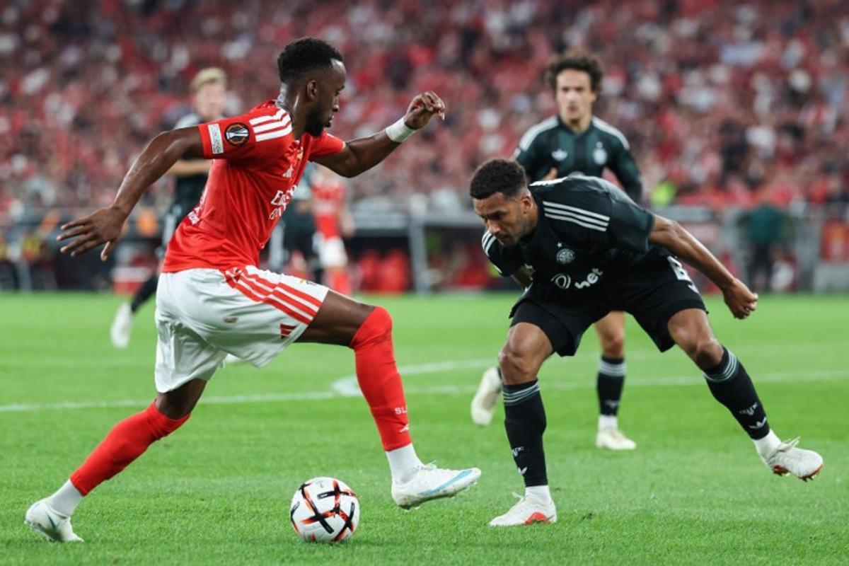 Benfica's Belgian forward #11 Dodi Lukebakio Celtic's US defender #06 Auston Trusty fight for the ball during the Europa League round 1 day 2 football match between SL Benfica and Celtic FC at the Luz Stadium in Lisbon on October 15, 2026.  PATRICIA DE MELO MOREIRA / AFP