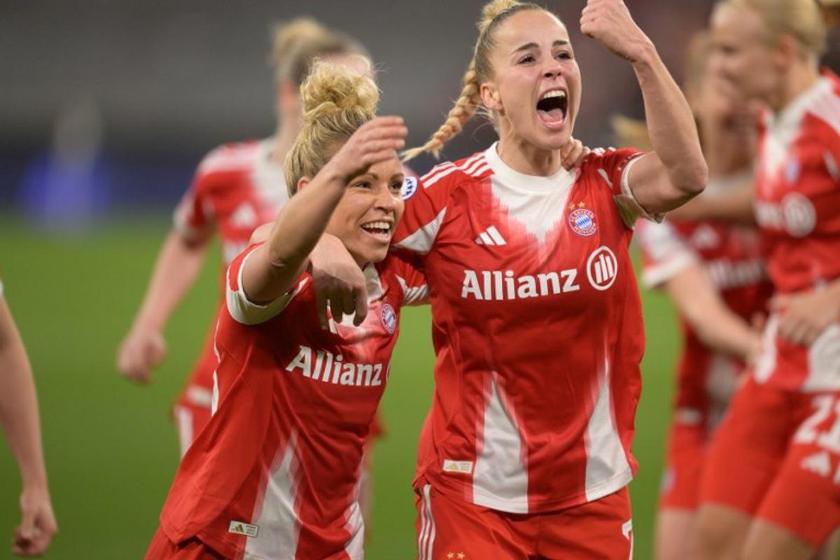 Bayern Munich's German midfielder #10 Linda Dallmann (L) celebrates her 2-1 with Bayern Munich's German defender #07 Giulia Gwinn during the UEFA Women's Champions League, Quarter Final second-leg football match between FC Bayern Munich and Manchester United in Munich on April, 1 2026.  Markus FISCHER / AFP