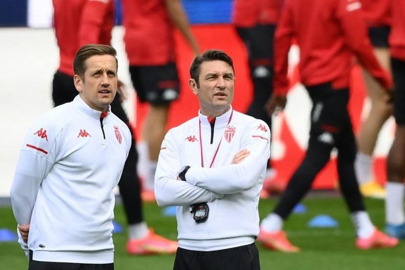 Monaco's Croatian deputy coach Robert Kovac (R) speaks with Monaco's British tactical analyst Aaron Briggs during a training session at the Stade de France stadium, in Saint-Denis, on the outskirts of Paris, on May 18, 2021 on the eve of the French Cup final between Paris Saint-Germain and Monaco.  FRANCK FIFE / AFP