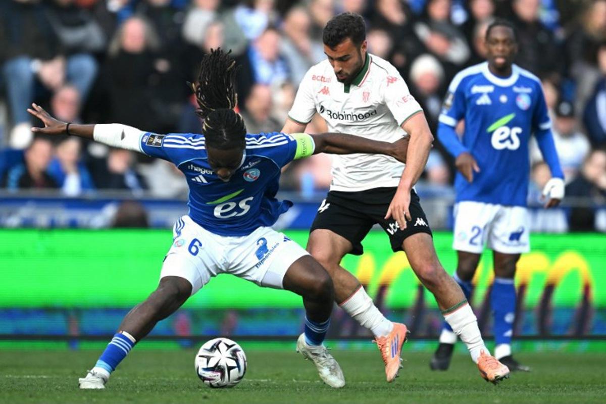 Strasbourg's French defender #06 Ismael Doukoure (L) fights for the ball with Nice's Belgian midfielder #24 Charles Vanhoutte during the French L1 football match between RC Strasbourg Alsace and OGC Nice at the Stade de la Meinau in Strasbourg, eastern France, on April 4, 2026.   SEBASTIEN BOZON / AFP