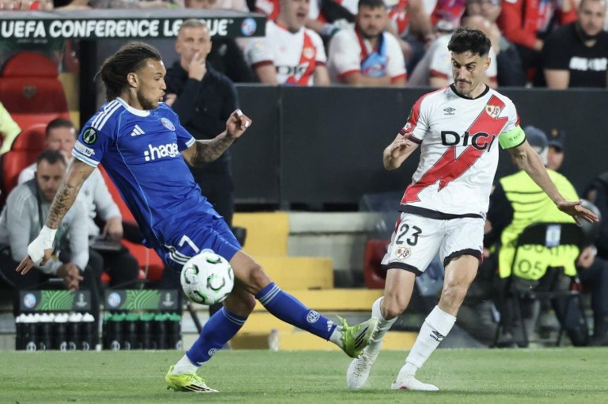 Strasbourg's Belgian midfielder #07 Diego Moreira (L) vies for the ball with Rayo Vallecano's Spanish midfielder #23 Oscar Valentin during the UEFA Conference League semi final first leg football match between Rayo Vallecano de Madrid and RC Strasbourg Alsace at Vallecas Stadium in Madrid on April 30, 2026.  Pierre-Philippe MARCOU / AFP